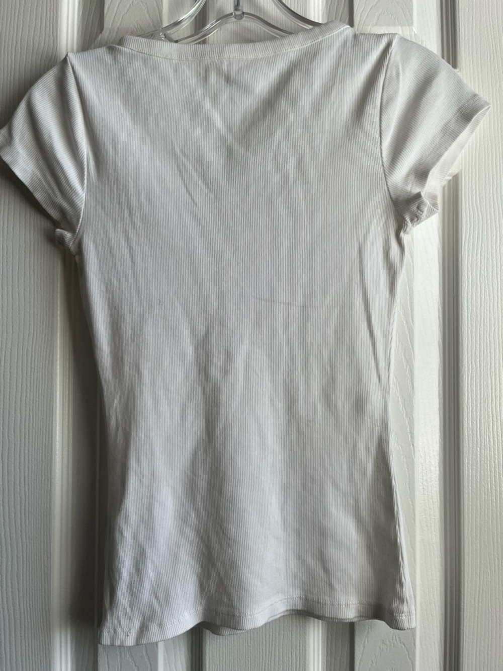 Guess White V-Neck Short-Sleeve Ribbed Henley Tee with Crystal Buttons Small - Picture 5 of 6